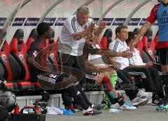 2.Liga - FC Ingolstadt 04 - FSV Frankfurt 1:1 - Trainer Benno Möhlmann am Spielfeld weist Edson Buddle ein