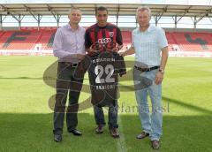 2.Liga - FC Ingolstadt 04 - Vorstellung des neuen Stürmers - Ahmed Akaichi aus Tunesien. Links Harald Gärtner und rechts Trainer Benno Möhlmann