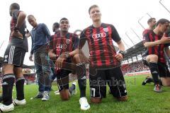 2.BL - FC Ingolstadt 04 - FC Energie Cottbus - 1:0 - Torschütze Collin Quaner und Manuel Schäffler knieen vor den Fans