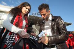 2.BL - FC Ingolstadt 04 - Saisonabschlußfeier 2012 am Audi Sportpark - Autogramme Trainer Tomas Oral Fans