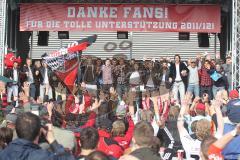 2.BL - FC Ingolstadt 04 - Saisonabschlußfeier 2012 am Audi Sportpark - die ganze Mannschaft auf der Bühne vor den Fans