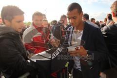 2.BL - FC Ingolstadt 04 - Saisonabschlußfeier 2012 am Audi Sportpark - Autogramme Marvin Matip
