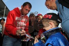 2.BL - FC Ingolstadt 04 - Saisonabschlußfeier 2012 am Audi Sportpark - Ralf Keidel Autogramme