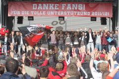 2.BL - FC Ingolstadt 04 - Saisonabschlußfeier 2012 am Audi Sportpark - die ganze Mannschaft auf der Bühne vor den Fans
