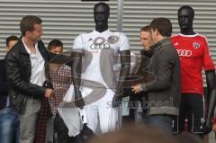 2.BL - FC Ingolstadt 04 - Saisonabschlußfeier 2012 am Audi Sportpark - Andreas Görlitz, Andreas Buchner und Moritz Hartmann enthüllen das neue Auswärtstrikot