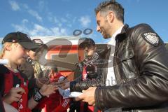 2.BL - FC Ingolstadt 04 - Saisonabschlußfeier 2012 am Audi Sportpark - Autogramme Trainer Tomas Oral Fans