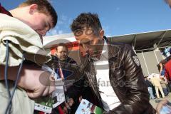 2.BL - FC Ingolstadt 04 - Saisonabschlußfeier 2012 am Audi Sportpark - Autogramme Trainer Tomas Oral Fans