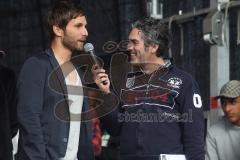 2.BL - FC Ingolstadt 04 - Saisonabschlußfeier 2012 am Audi Sportpark - die ganze Mannschaft auf der Bühne vor den Fans, Stefan Leitl im Interview