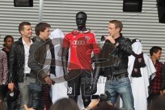 2.BL - FC Ingolstadt 04 - Saisonabschlußfeier 2012 am Audi Sportpark - Andreas Görlitz, Andreas Buchner und Moritz Hartmann enthüllen das neue Heimtrikot