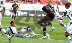 2.Liga - FC Ingolstadt 04 - FSV Frankfurt 1:1 - Jose-Alex Ikeng im Kampf mit den Verteidigern