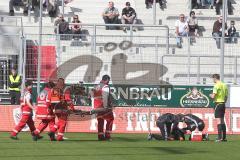 2.BL - FC Ingolstadt 04 - SC Paderborn - Andreas Buchner verletzt sich. Sanitäter kommen aufs Feld