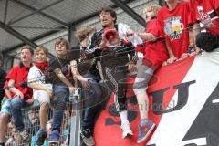 2.BL - FC Ingolstadt 04 - FC Energie Cottbus - 1:0 - Co-Trainer Ali-Kayhan Cakici bei den Fans