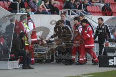 2.BL - FC Ingolstadt 04 - SC Paderborn - Andreas Buchner verletzt sich. Sanitäter kommen aufs Feld. Trainer Tomas Oral
