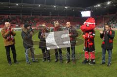 FC Ingolstadt 04 - Eintracht Braunschweig - 0:1 - Audi Spendenübergabe 30.000 Euro - Von links: Klaus Kabey (terre des hommes – Regionskoordinator für Bayern), Stadionsprecher Italo Mele, Peter Mosch (Vorsitzender des Gesamtbetriebsrates der Audi AG),  Kl