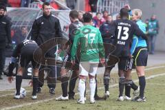 2.BL - FC Ingolstadt 04 - Greuther Fürth 0:0 - Trainerbank springt auf und beschwert sich laut. Dadurch muss Trainer Oral auf die Tribüne