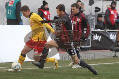 2.BL - FC Ingolstadt 04 - Fortuna Düsseldorf 1:1 - Kampf an der Ecke - Moise Bambara gegen Thomas Bröker, hinten Andreas Görlitz