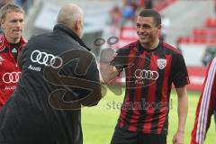 2.BL - FC Ingolstadt 04 - SC Paderborn - Peter Jackwerth gratuliert Ahmed Akaichi