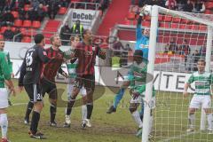 2.BL - FC Ingolstadt 04 - Greuther Fürth 0:0 - Marvin Matip und Adam Nemec kommen zu spät. Max Grün hat den Ball