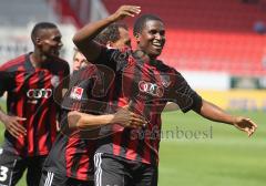 2.Liga - FC Ingolstadt 04 - FSV Frankfurt 1:1 - Kopfballtor durch Edson Buddle, Jubel Moise Bambara