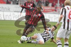 2.BL - FC Ingolstadt 04 - FC St. Pauli 1:0 - Caiuby im Zweikampf