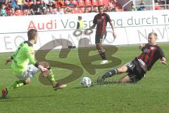 2.BL - FC Ingolstadt 04 - SC Paderborn - Adam Nemec stößt mit Torwart Lukas Kruse zusammen