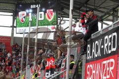 2.BL - FC Ingolstadt 04 - FC Energie Cottbus - 1:0 - Die Fans feiern den Sieg