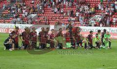2.Liga - FC Ingolstadt 04 - FC Hansa Rostock 3:1 - Spieler knieen vor den Fans