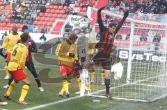 2.BL - FC Ingolstadt 04 - Fortuna Düsseldorf 1:1 - Ralph Gunesch kommt nicht zum Ball Torwart Michael Ratajczak boxt ins aus, aber keine Ecke