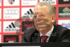 FC Ingolstadt 04 - Pressekonferenz - Vorstellung der neuen Fankarte - bargeldloses Bezahlsystem - Vorstand Sparkasse Ingolstadt Dieter Seehofer