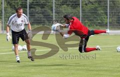 2.Liga - FC Ingolstadt 04 - 1. Training Saison 2011/2012 - Torwart Ramazan Özcan mit Trainer Brano Arsenovic