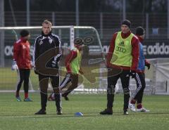 2.BL - FC Ingolstadt 04 - Trainingsauftakt nach der Winterpause - Fabian Galm aus der 2. trainiert mit. Rechts Manuel Schäffler
