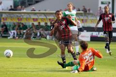 2.Liga - SpVgg Greuther Fürth - FC Ingolstadt 04 - 3:0 - Torwart Max Grün kommt Ahmed Akaichi zuvor