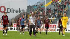 2.Liga - SpVgg Greuther Fürth - FC Ingolstadt 04 - 3:0 - Die Schanzer mit Benno Möhlmann gehen geschlagen vom Platz. Im Hintergund die unzufriedenen Fans