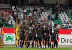 2.Liga - SpVgg Greuther Fürth - FC Ingolstadt 04 - 3:0 - Nach dem Spiel hält Trainer Benno Möhlmann eine Ansprache auf dem Spielfeld