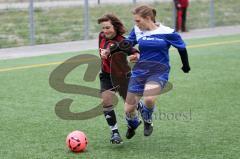 Landesliga Süd Juniorinnen FC Ingolstadt gegen SV Schechen Alea Röger schneller als ihre Gegenspielerin Foto: Jürgen Meyer