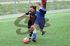 Landesliga Süd Juniorinnen FC Ingolstadt gegen SV Schechen Alea Röger schneller als ihre Gegenspielerin Foto: Jürgen Meyer