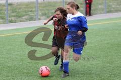 Landesliga Süd Juniorinnen FC Ingolstadt gegen SV Schechen Alea Röger schneller als ihre Gegenspielerin Foto: Jürgen Meyer