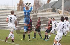 FC Ingolstadt 04 II - SG Sonnenhof Großaspach - Ecke für Ingolstadt Torwart Christopher Knett hält sicher