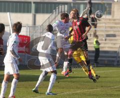 Regionalliga Süd - FC Ingolstadt 04 II - FC Bayern II - Im Hintergrund Torwart Aaron Siegl klärt die Ecke