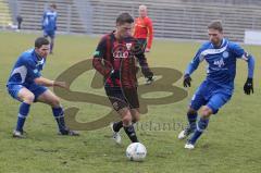 Regionalliga Sd - FC Ingolstadt 04 II - FC Bayern Alzenau - Mitte Christoph Knasmüllner kmpft sich durch 2 Gegner durch