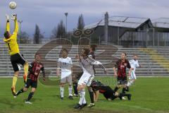 Regionalliga Süd - FC Ingolstadt 04 II - FC Memmingen - Eckball Stefan Müllerund Marcel Hagmann kommen zu spät Torwart Kevin Pradl fängt