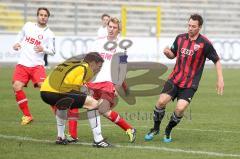 Regionalliga Süd - FC Ingolstadt 04 II - SC Pfullendorf - rechts Karl-Heinz Lappe im Duell mit links Michael Falkenmayer, Torwart Sebastian Willibald ist schneller, links Sandrino Braun