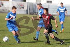 Regionalliga Süd - FC Ingolstadt 04 II - Karlsruher SC II - Stefan Müller auf dem Weg zum Tor wird gestört