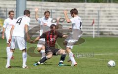 Regionalliga - FC Ingolstadt 04 II - SC Freiburg - Ralf Keidel wird von 4 Gegenspielern abgeschirmt