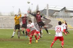 Regionalliga Süd - FC Ingolstadt 04 II - SC Pfullendorf - Eckball rechst Marcel Hagmann, mitte Karl-Heinz Lappe steigen hoch, Torwart Sebastian Willibald fängt den Ball