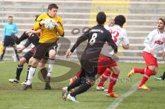 Regionalliga Süd - FC Ingolstadt 04 II - SC Pfullendorf - Torwart (SC) Sebastian Willibald fängt den Eckball vor Karl-Heinz Lappe (verdeckt) und vorne Stefan Müller