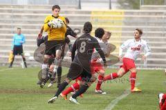 Regionalliga Süd - FC Ingolstadt 04 II - SC Pfullendorf - Torwart (SC) Sebastian Willibald fängt den Eckball vor Karl-Heinz Lappe (verdeckt) und vorne Stefan Müller