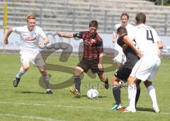 Regionalliga - FC Ingolstadt 04 II - SC Freiburg - mitte Thomas Berger zieht ab, rechts Karl-Heinz Lappe hält den Gegner ab