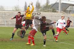 Regionalliga Süd - FC Ingolstadt 04 II - SC Pfullendorf - Eckball rechst Marcel Hagmann, mitte Karl-Heinz Lappe steigen hoch, Torwart Sebastian Willibald fängt den Ball