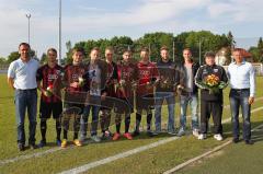 Regionalliga Süd - FC Ingolstadt 04 II - Karlsruher SC II - Verabschiedung einiger Spieler durch links Christoph Heckl und Harald Gärtner rechts